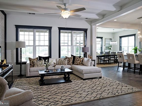 5th image of 38 Royal View Dr