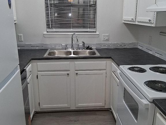 3rd image of 614 Montclair Dr APT D