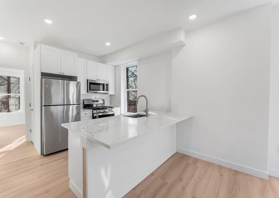1st image of 306 Varick St Floor 3