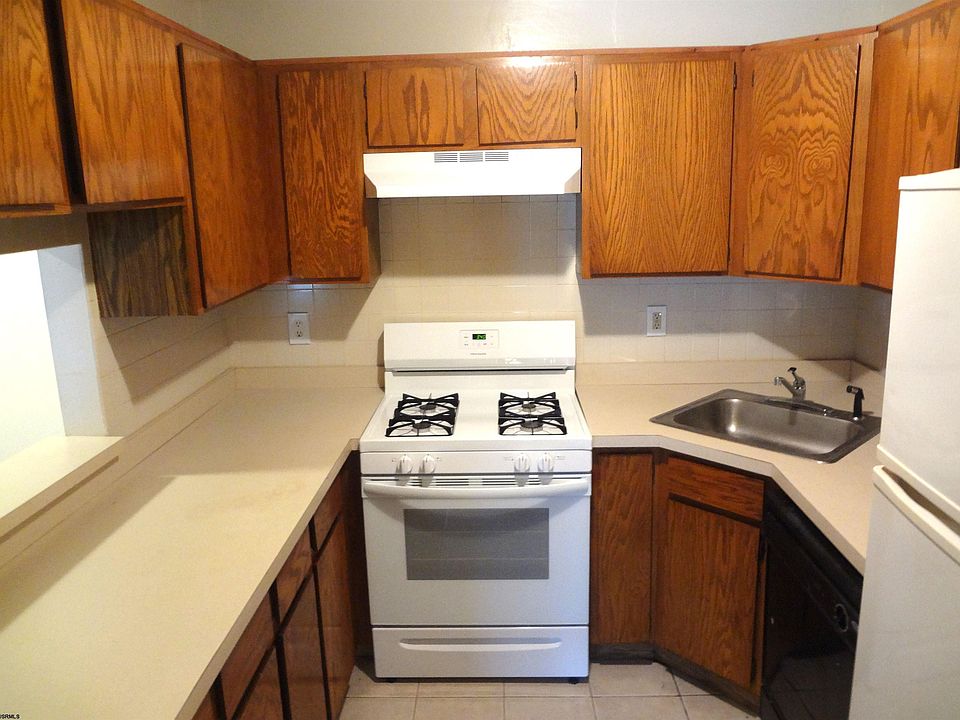 2nd image of 14 Liberty Ct #14
