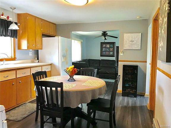3rd image of 279 Curtiss St
