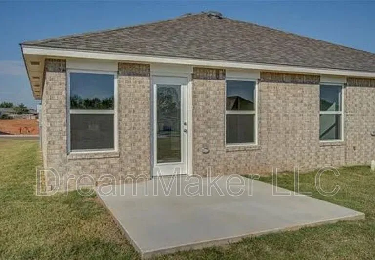 2405 S 28th Ter — Photo 31