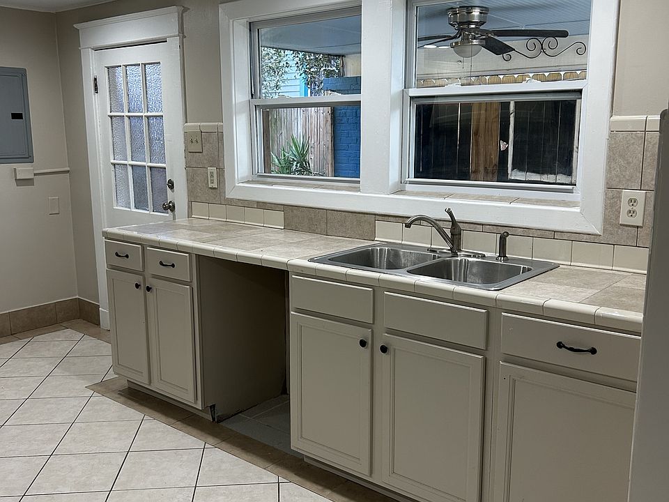 1st image of 854-856 Roosevelt Pl #856A
