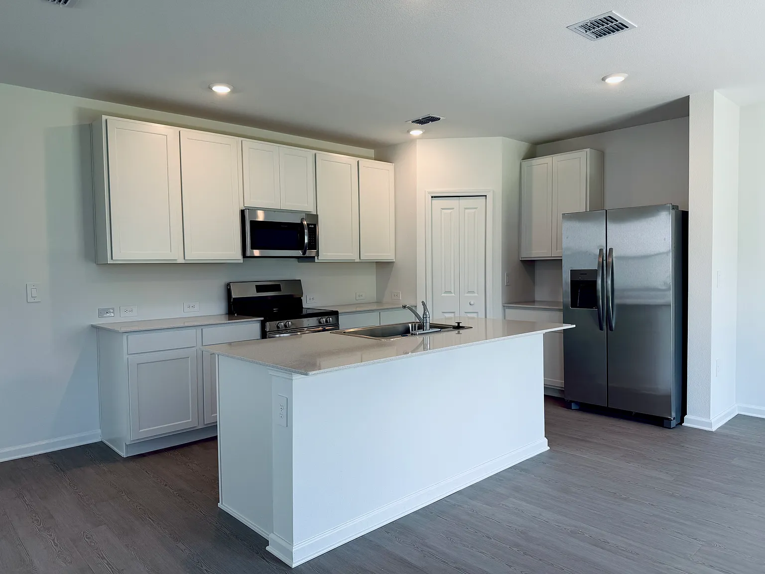 4 bed, 2.5 bath, 1874 sqft, $2,500 — Photo 2