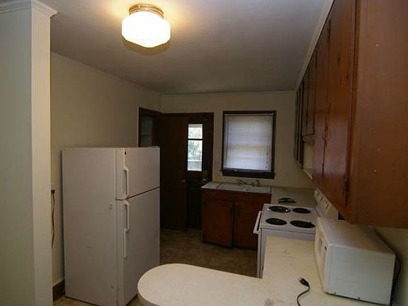 5th image of 104 N Holly St #A