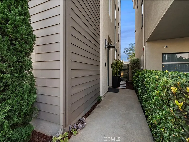 1068 Hampton Dr — Photo 6