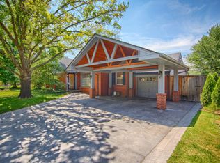 1832 Dorchester Pl, Nichols Hills, OK 73120