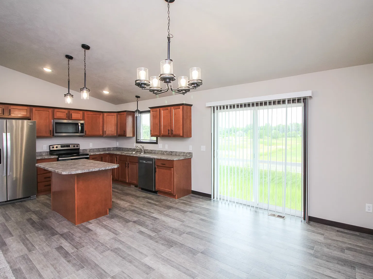 3 bed, 1400 sqft, $1,625 — Photo 2