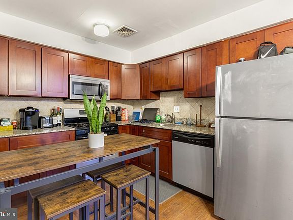 5th image of 242 W Girard Ave #1