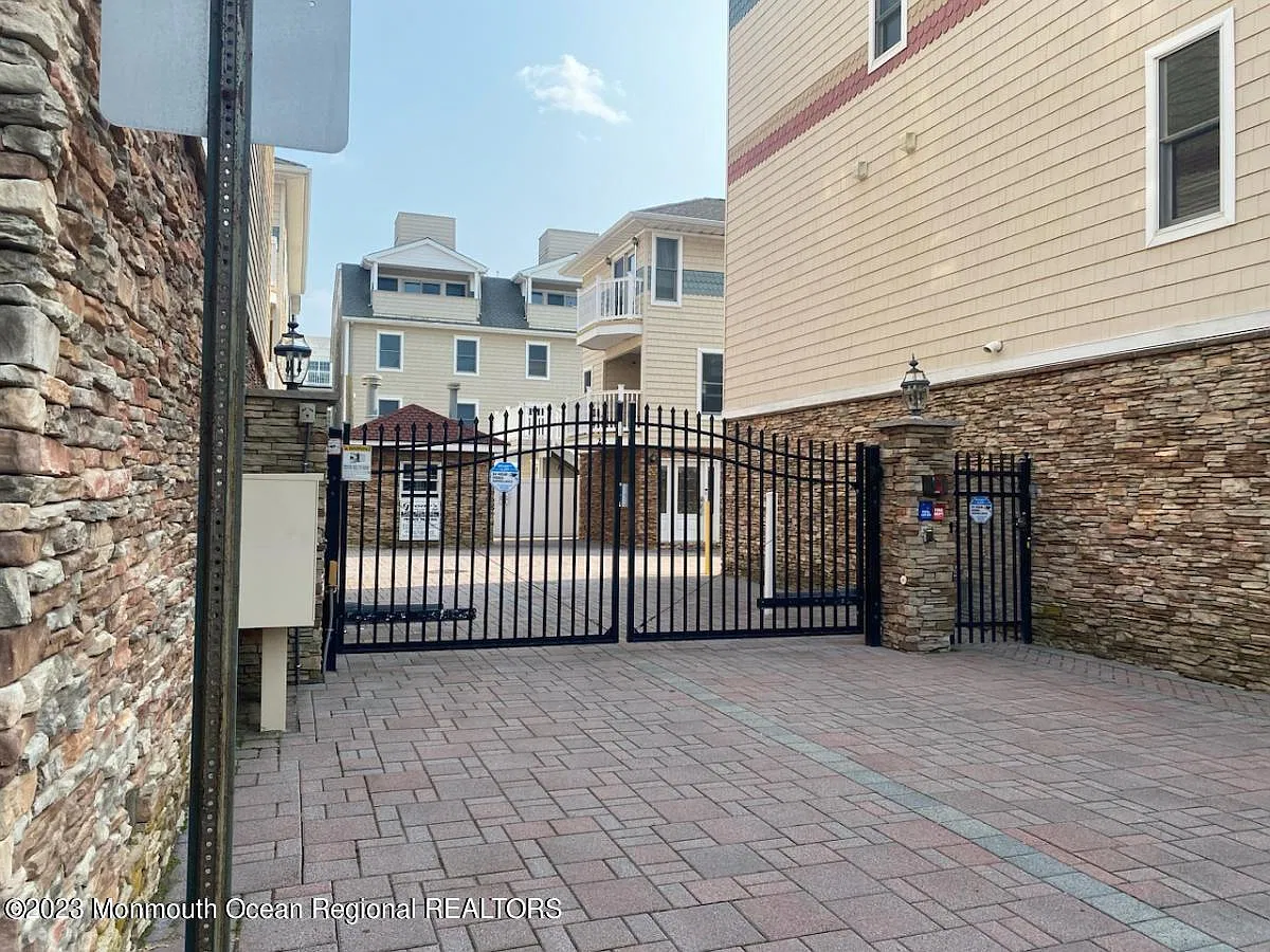 4 bed, 4.5 bath, 2252 sqft, $2,600 — Photo 1