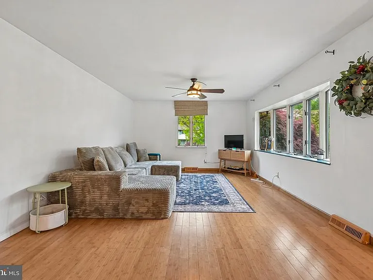 410 Narragansett Dr — Photo 7