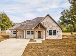 1812 Tradewinds Dr, Gautier, MS 39553