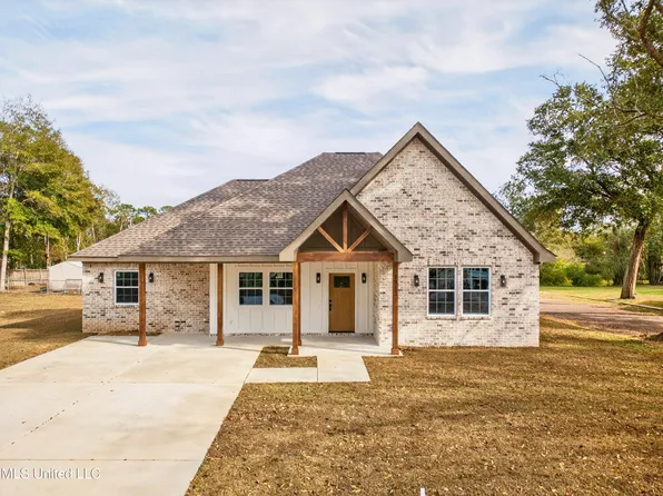1812 Tradewinds Dr, Gautier, MS 39553