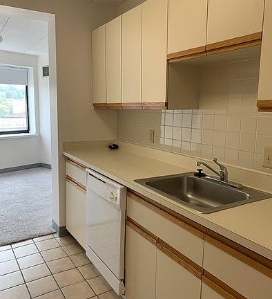 3rd image of 35 Vine St APT 203