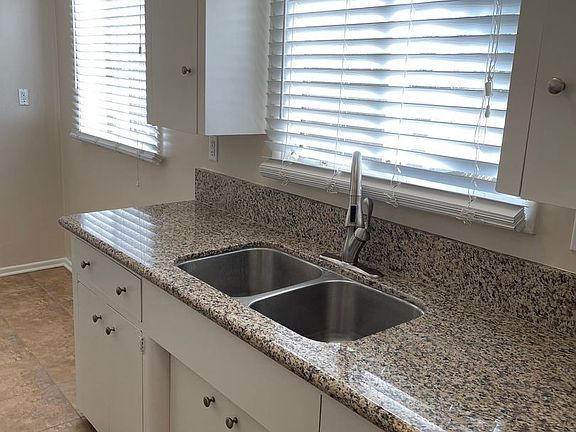 4th image of 945 E Mariposa St #11