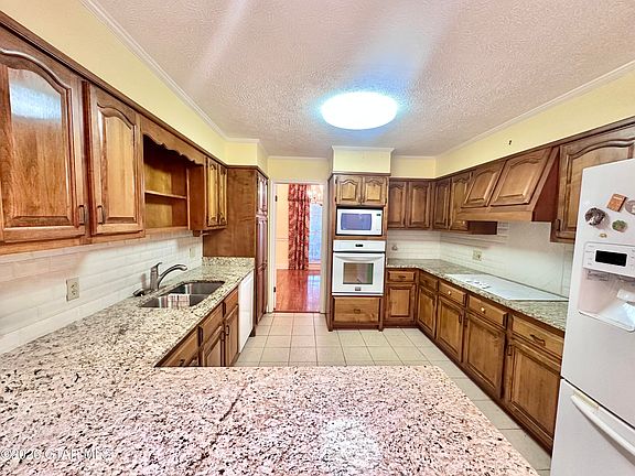 4th image of 508 Heath Pl