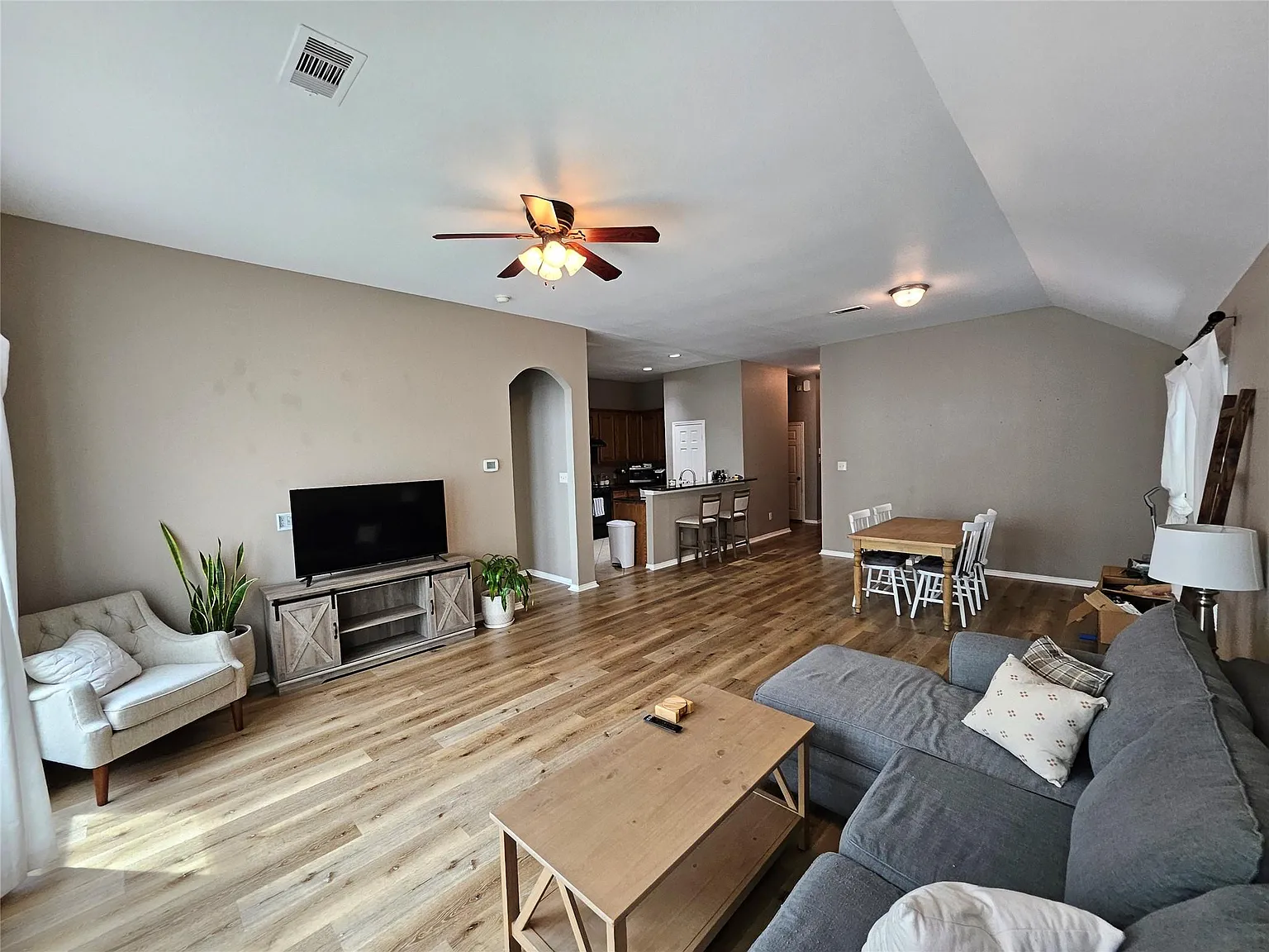 3 bed, 2.0 bath, 1798 sqft, $2,200 — Photo 2