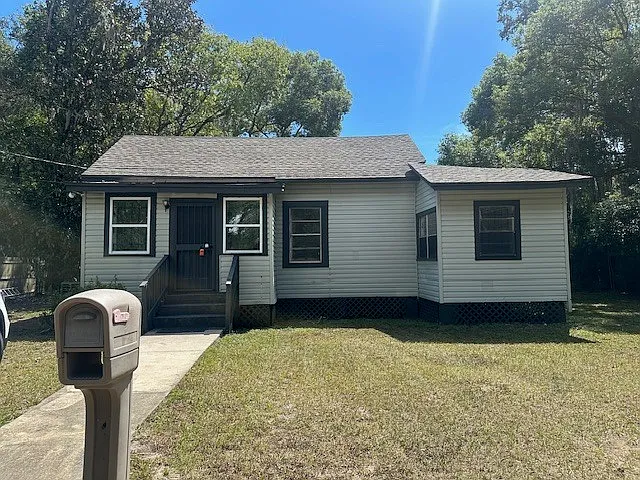 3 bed, 2.0 bath, 1113 sqft, $1,295 — Photo 1