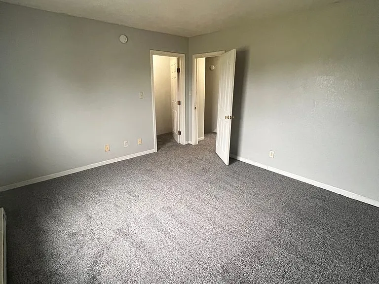 1005 W Kilgore Ave — Photo 6