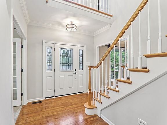 4th image of 704 Greenbrier Ct