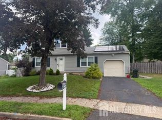 16 Wakefield Dr, Edison, NJ 08820