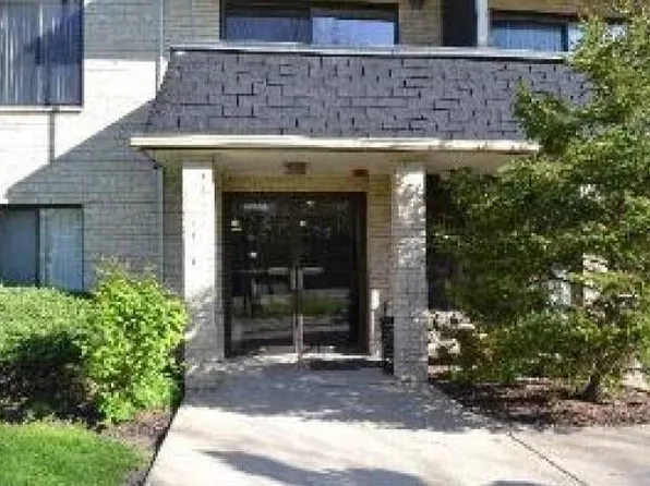 10711 5th Avenue Cut Off APT 305, Countryside, IL 60525