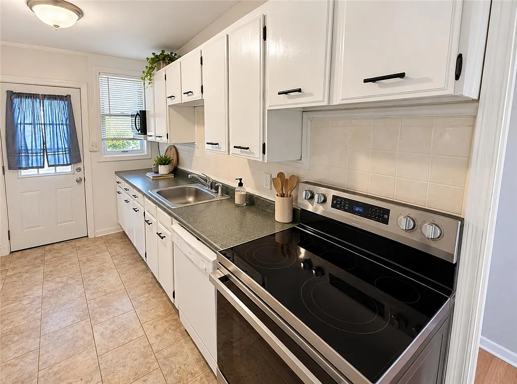3 bed, 1.0 bath, 1080 sqft, $1,865 — Photo 2