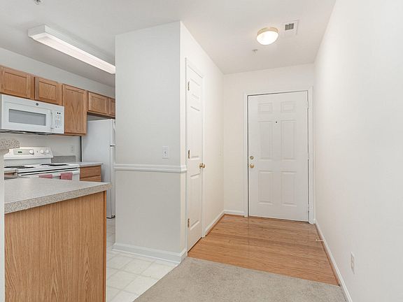 4th image of 1901 Trailwood Heights Ln Unit 204