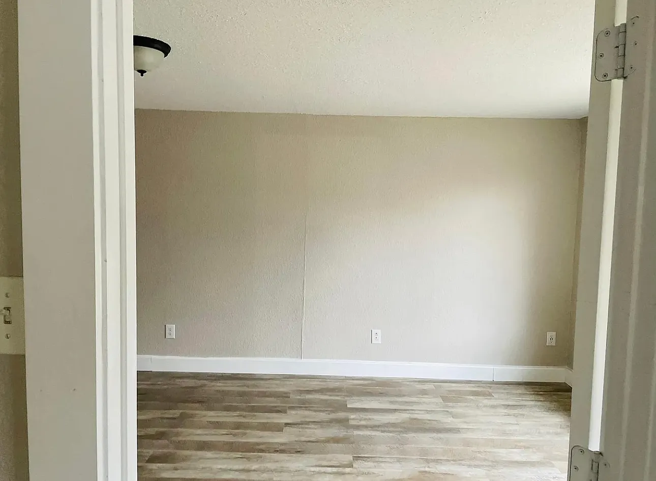 3 bed, 1000 sqft, $2,050 — Photo 3