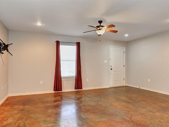 5th image of 630 W Day St