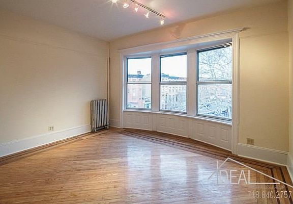4th image of 278 Carlton Ave