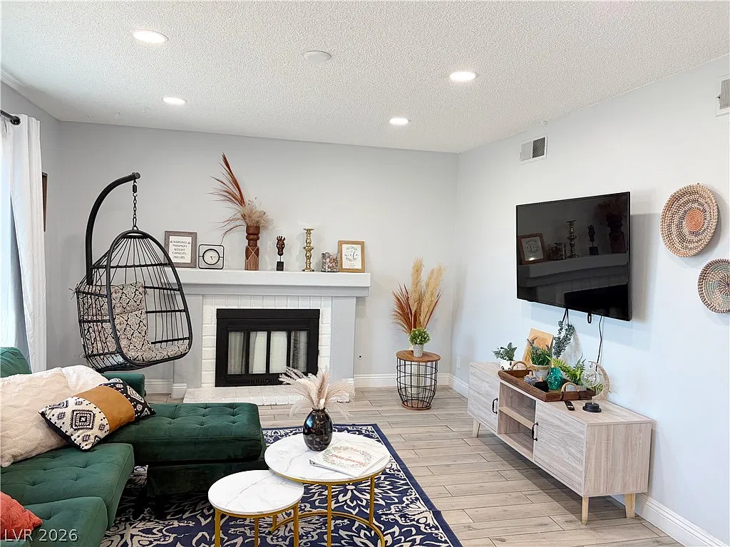 3 bed, 2.0 bath, 1337 sqft, $2,195 — Photo 2