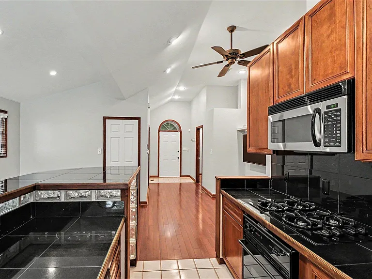 418 Austin Ave — Photo 21