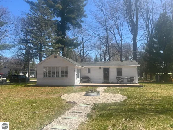 142 Winona Pl, Cadillac, MI 49601