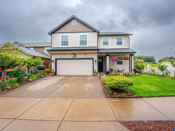 1137 Dahlia St, Woodburn, OR 97071