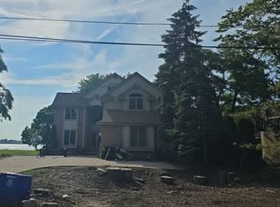 28790 Coleman Dr, Grosse Ile, MI 48138