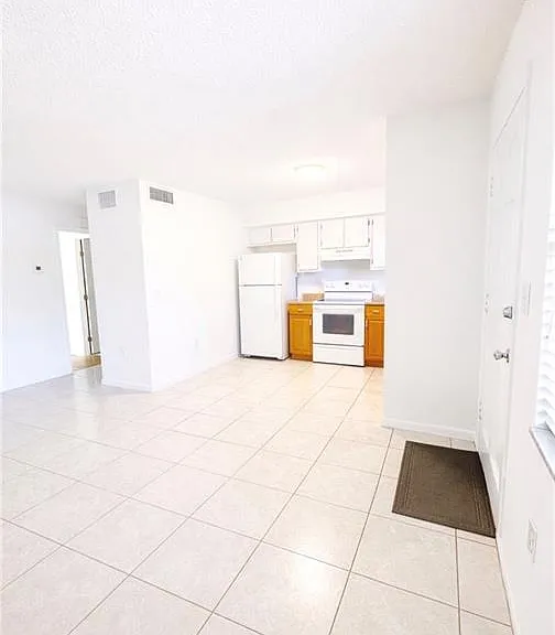 3325 Airport Rd N #F1 — Photo 2