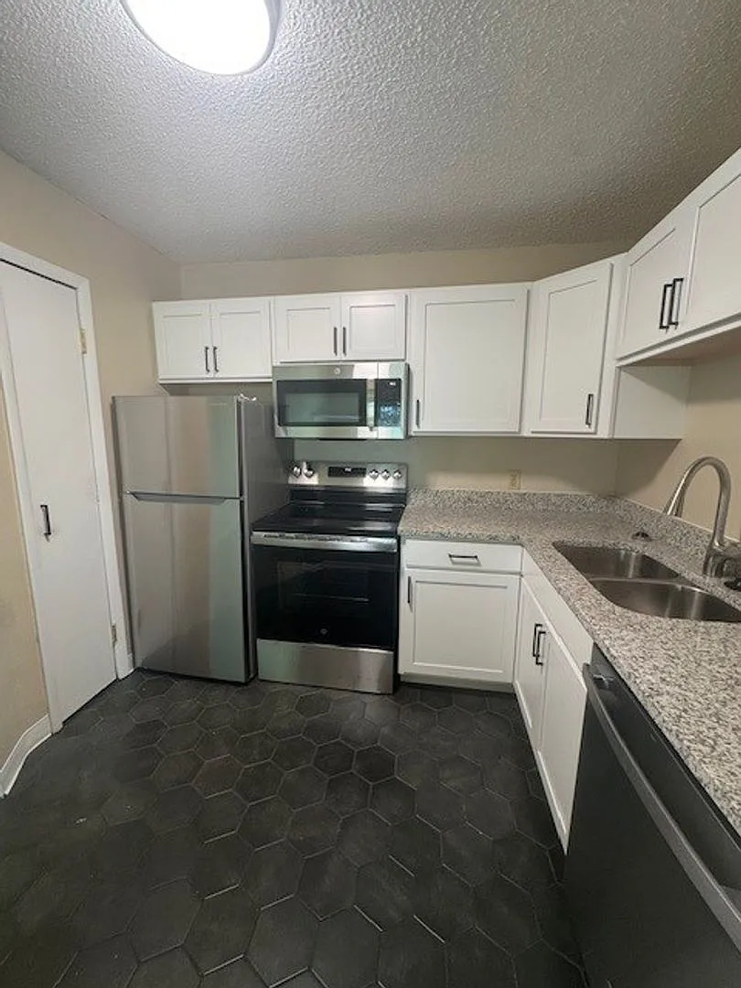 One Bedroom In Gunbarrel- All Utilities Included — Photo 2