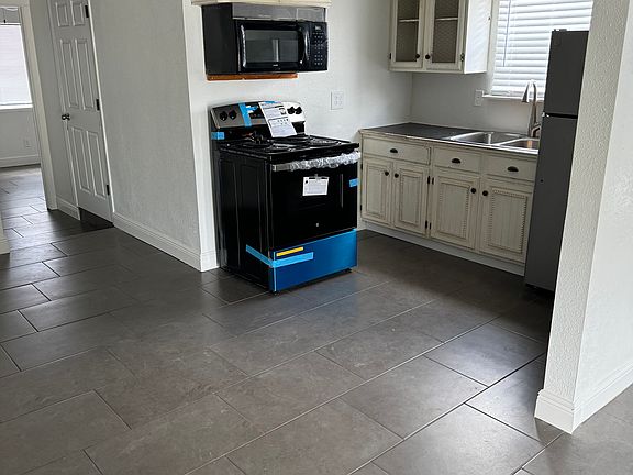 3rd image of 606 Deely Pl