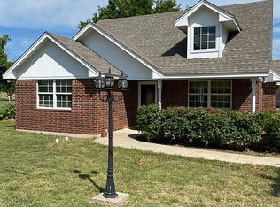 800 W Boggess St, Saint Jo, TX 76265