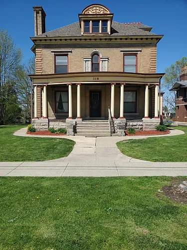 318 Lincolnway Way E Photo 1