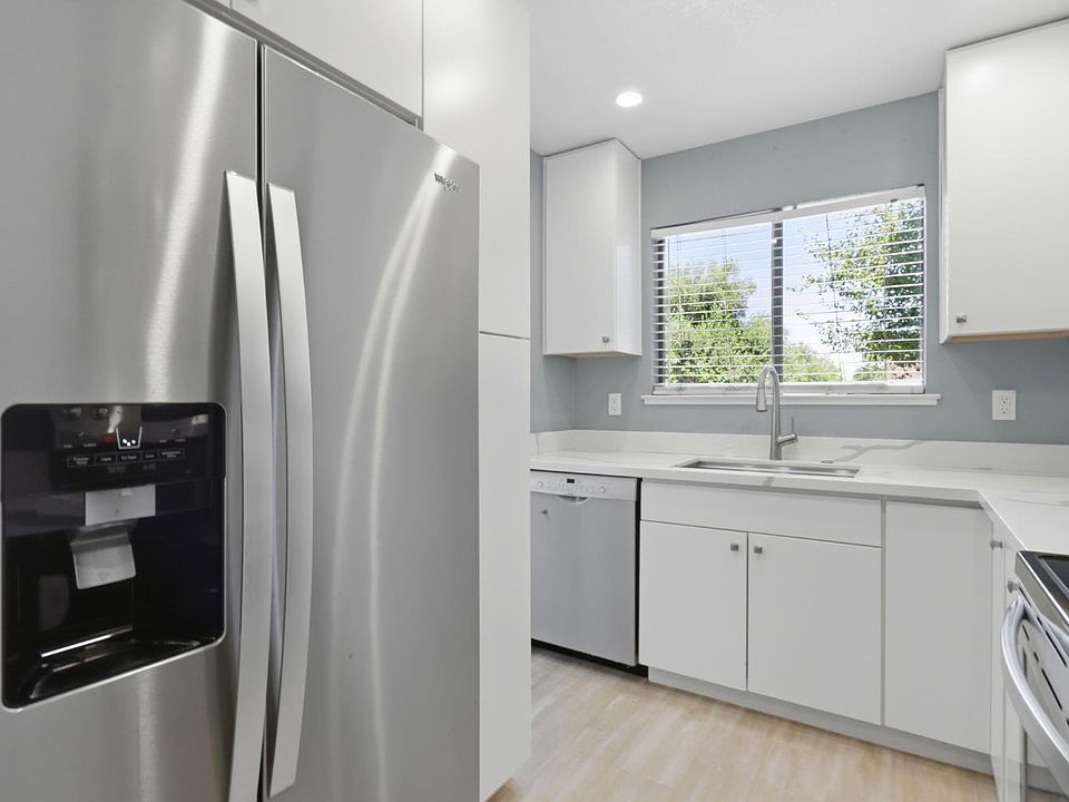 1st image of 8 Lakeview Court
