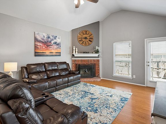3rd image of 417 Pin Oak Ln