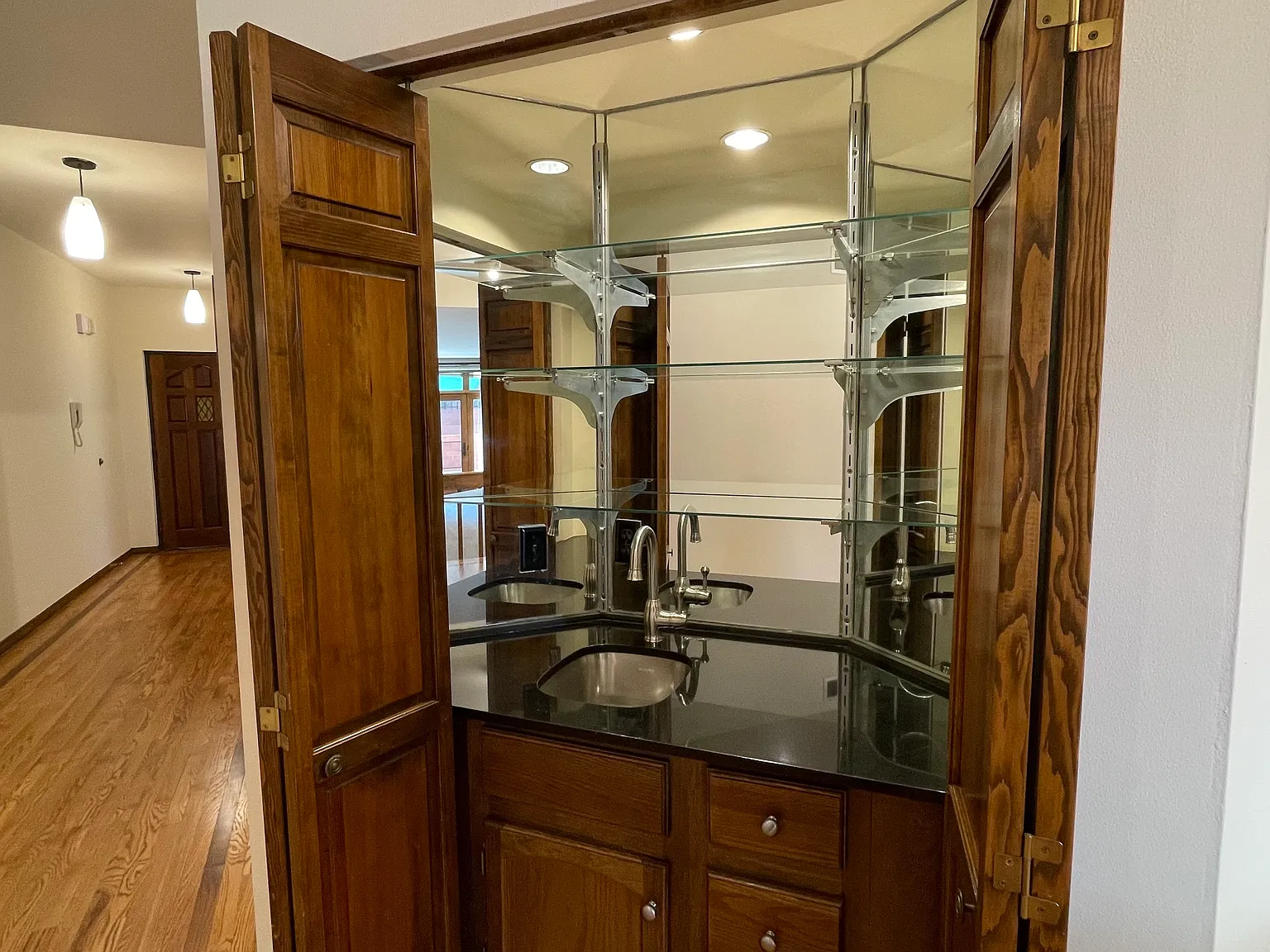 3 bed, 2009 sqft, $3,900 — Photo 3