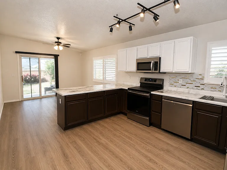 722 Strauss Ct — Photo 6
