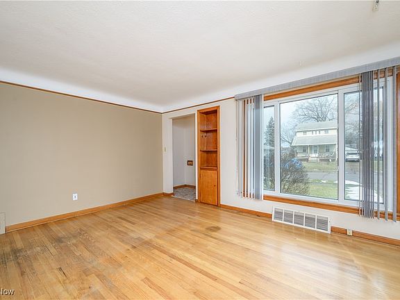5th image of 8501 Pinegrove Ave