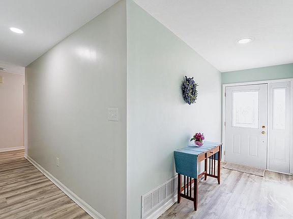 4th image of 124 Teakwood Dr