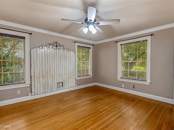 3rd image of 160 Albert Ave