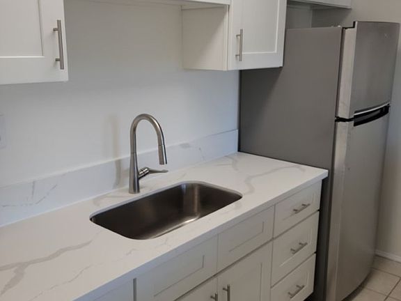 2nd image of 337 Gladys Ave #6