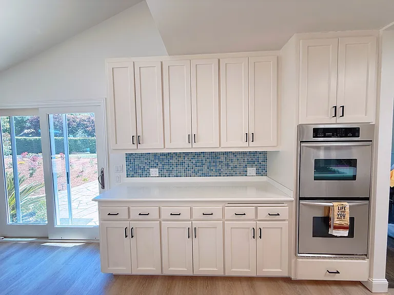 A lot of storage space in kitchen